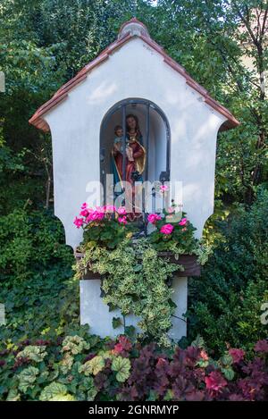 Christlicher Schrein mit der Jungfrau Maria und dem Jesuskind in Oberviechtach Stockfoto