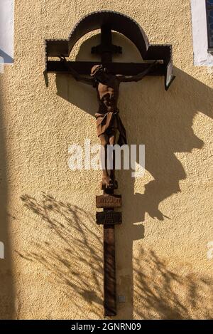 Kruzifix vor der katholischen Kirche St. Johannes der Täufer in Oberviechtach Stockfoto