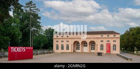 Der Schlosspark In Sanssouci Mit Seinen Sehenswürdigkeiten Und Historischen Gebäuden Stockfoto