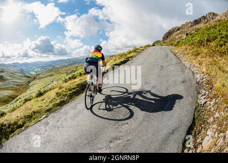 Rennradfahrer klettern 33% Steigung in der Fred Whitton Challenge, Hardknott Pass, Cumbria. Stockfoto