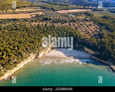 Luftaufnahme von Cala Waikiki Strand auch Cala Fonda in der Nähe des Dorfes Begur in Tarragona in Marquesa Wälder von Katalonien Spanien. Gut geschützt von einigen Stockfoto