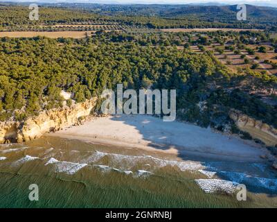 Luftaufnahme von Cala Waikiki Strand auch Cala Fonda in der Nähe des Dorfes Begur in Tarragona in Marquesa Wälder von Katalonien Spanien. Gut geschützt von einigen Stockfoto