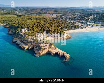 Luftaufnahme des Campingplatzes Torre de la Mora in Punta de la Moora Strand und Naturpark in der Nähe des Dorfes Begur und Altafulla in Tarragona in Marquesa w Stockfoto