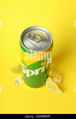 Odessa, Ukraine - 23. September 2021: Sprite Dose auf gelbem Hintergrund Stockfoto