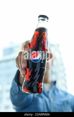 Odessa, Ukraine - 23. September 2021: Frau hält Pepsi-Flasche im Freien. Stockfoto