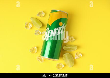 Odessa, Ukraine - 23. September 2021: Sprite Dose auf gelbem Hintergrund Stockfoto