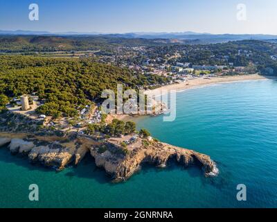 Luftaufnahme des Campingplatzes Torre de la Mora in Punta de la Moora Strand und Naturpark in der Nähe des Dorfes Begur und Altafulla in Tarragona in Marquesa w Stockfoto