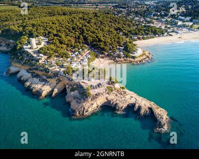 Luftaufnahme des Campingplatzes Torre de la Mora in Punta de la Moora Strand und Naturpark in der Nähe des Dorfes Begur und Altafulla in Tarragona in Marquesa w Stockfoto