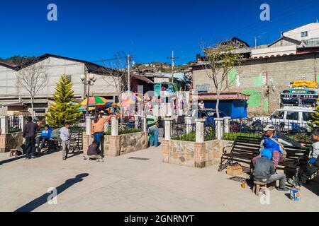 SAN MATEO IXTATAN, GUATEMALA, 19. MÄRZ 2016: Einheimische Ureinwohner auf einer Straße im Dorf San Mateo Ixtatan. Stockfoto