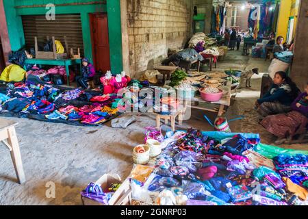 SAN MATEO IXTATAN, GUATEMALA, 19. MÄRZ 2016: Kleiderstand auf einem Markt im Dorf San Mateo Ixtatan. Stockfoto