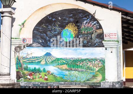 SANTIAGO ATITLAN, GUATEMALA - 24. MÄRZ 2016: Farbenfrohe Wandmalereien im Dorf Santiago Atitlan Stockfoto