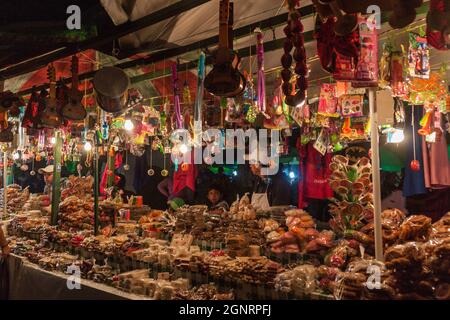 ANTIGUA, GUATEMALA - 25. MÄRZ 2016: Blick auf einen Süßwarenstand in Antigua, Guatemala-Stadt. Stockfoto