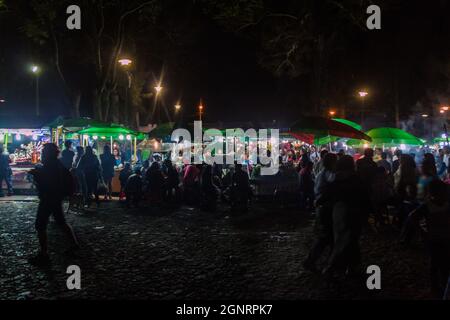 ANTIGUA, GUATEMALA - 25. MÄRZ 2016: Die Menschen essen an den Imbissständen in Antigua Guatemala-Stadt. Stockfoto