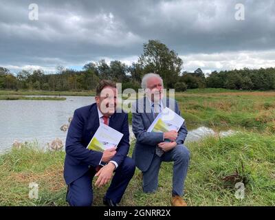 Wohnungsminister Darragh O'Brien (links) sprach zusammen mit dem Minister für Jugend Malcolm Noonan in Donabate im Co Dublin. Bilddatum: Montag, 27. September 2021. Stockfoto