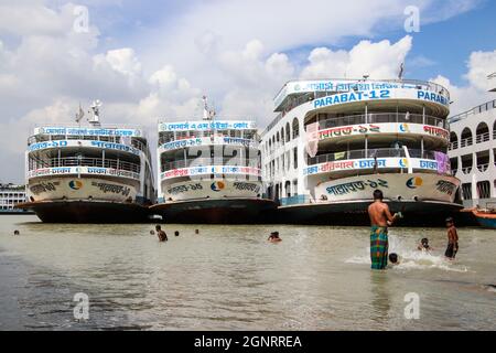 Buriganga River, Dhaka, Bangladesh : Lifestyle rund um die Werft am Ufer des Buriganga Flusses Stockfoto