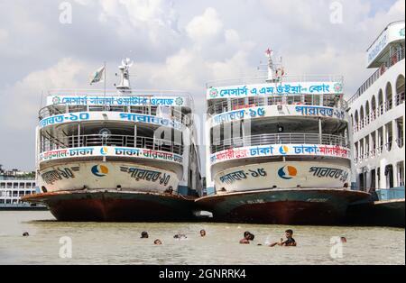 Buriganga River, Dhaka, Bangladesh : Lifestyle rund um die Werft am Ufer des Buriganga Flusses Stockfoto