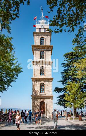 BURSA, TÜRKEI. 15. AUGUST 2021. Alter Turm auf dem Platz. Menschen, die herumlaufen Stockfoto