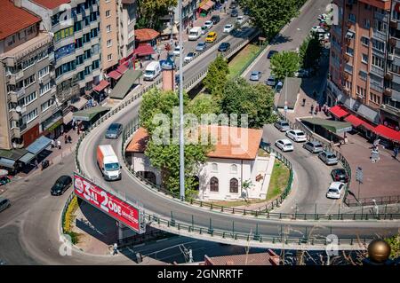 BURSA, TÜRKEI. 15. AUGUST 2021. Panoramablick auf die Straße und den Platz. Gebäude und Häuser auf der Straße. Stockfoto