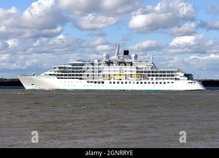 27/09/2021 Gravesend UK Luxuriöses Expeditionskreuzfahrtschiff Crystal Endeavour startete im Juli 2021 und kreuzte die Themse auf ihrem Weg in die Hauptstadt auf diesem Rückweg Stockfoto