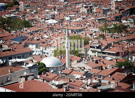 BURSA, TÜRKEI. 15. AUGUST 2021. Panoramablick auf die Dächer von Gebäuden und Häusern. Moscheen und Türme. Stockfoto