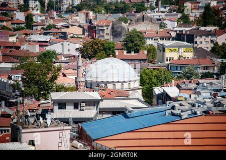 BURSA, TÜRKEI. 15. AUGUST 2021. Panoramablick auf die Dächer von Gebäuden und Häusern. Moscheen und Türme. Stockfoto