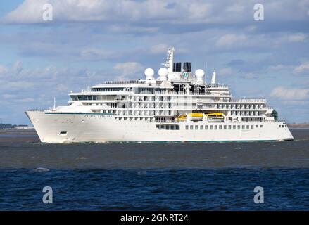 27/09/2021 Gravesend UK Luxuriöses Expeditionskreuzfahrtschiff Crystal Endeavour startete im Juli 2021 und kreuzte die Themse auf ihrem Weg in die Hauptstadt auf diesem Rückweg Stockfoto