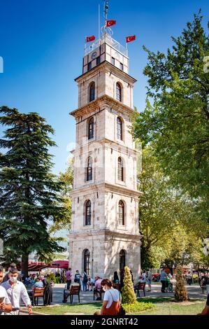 BURSA, TÜRKEI. 15. AUGUST 2021. Alter Turm auf dem Platz. Menschen, die herumlaufen Stockfoto