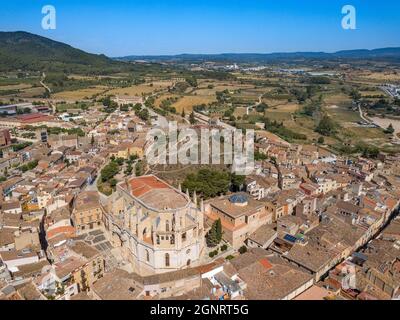 Luftaufnahme der alten Kirche Santa Maria in Montblanc Medieval. Die alte, von Mauern umgebene mittelalterliche Stadt Montblanc Conca de Barbera Tarragona, Katalonien, S Stockfoto