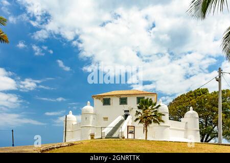 Eingang zum historischen Fort Monte Serrat in Salvador, Bahia. Erbaut im 16. Jahrhundert zur Verteidigung der Allerheiligen-Bucht vor einer Invasion. Stockfoto