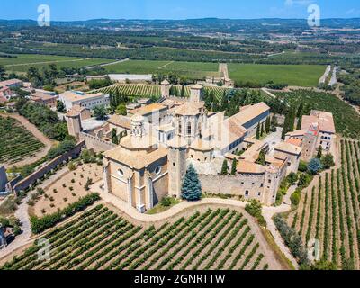 Luftaufnahme des Klosters Santa Maria de Poblet und der umliegenden Felder in Poblet, Vimbodí, Tarragona, Katalonien, Spanien. Dieses Kloster von Poblet wa Stockfoto