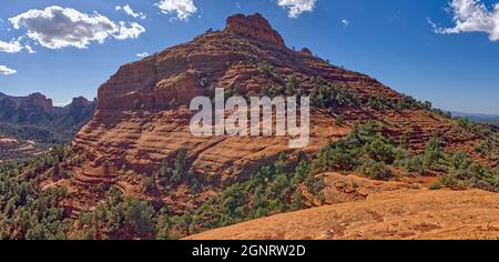 Kater Trail Blick auf den Elephant Head auf dem Western Mitten Ridge in Sedona, Arizona. Bestehend aus 3 zusammengenähten Fotos zu diesem Panorama Stockfoto