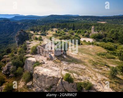 Verlassene Dorf La Mussara in den Prades Bergen, Sierra de Prades Baix Camp Tarragona Spanien. Acht Gebäude in Ruinen sind zu sehen. Das einzige o Stockfoto