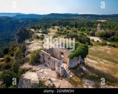 Verlassene Dorf La Mussara in den Prades Bergen, Sierra de Prades Baix Camp Tarragona Spanien. Acht Gebäude in Ruinen sind zu sehen. Das einzige o Stockfoto