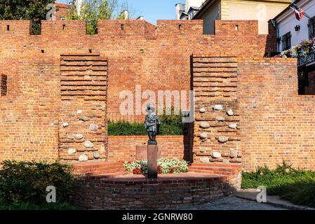 Statue von Maly Powstaniec oder dem kleinen Aufständischen, Denkmal zum Gedenken an die Kindersoldaten in der Altstadt von Warschau, Polen Stockfoto