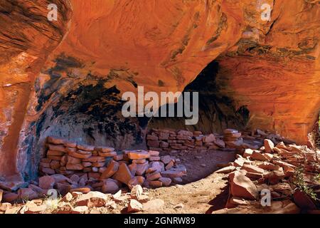 Eine versteckte Höhle entlang des Long Canyon Trail in Sedona Arizona. Die Höhle steht nicht auf der offiziellen Wanderkarte. Es wurde mir von einem lokalen Wanderer enthüllt Stockfoto