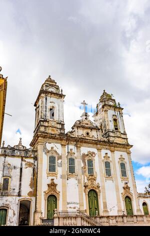 Die Fassade einer alten und historischen Kirche verfiel mit der Zeit auf den Straßen von Pelourinhoin Salvador, Bahia Stockfoto