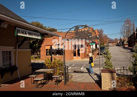 Historisches Bahndepot und Blick auf das Einkaufsviertel in der Innenstadt in Black Mountain, North Carolina. Stockfoto