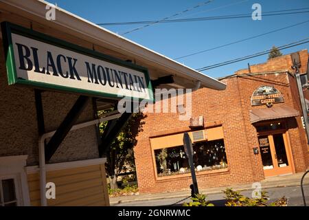 Historisches Bahndepot und Blick auf das Einkaufsviertel in der Innenstadt in Black Mountain, North Carolina. Stockfoto