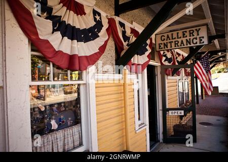 Historisches Bahndepot und Galerie im Einkaufsviertel von Black Mountain, North Carolina. Stockfoto