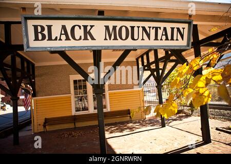 Historisches Bahndepot und Galerie im Einkaufsviertel von Black Mountain, North Carolina. Stockfoto