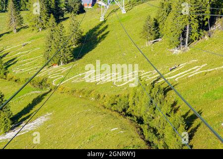 Zig Zag Weg hinauf zum Stanserhorn und atemberaubendem Aussichtspunkt, Stanserhorn Höhe 1850 m, Kanton Nidwalden nahe der Grenze zu Obwalden, Zentral Stockfoto