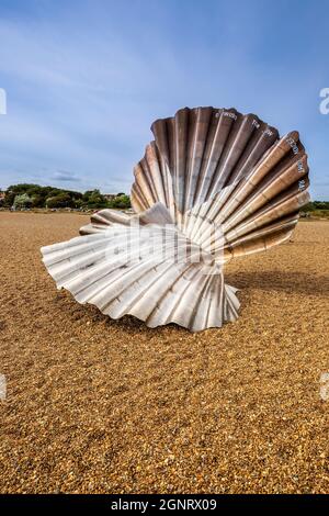 Die Muschelskulptur von Aldeburgh Scallop am Kiesstrand, Suffolk, England Stockfoto