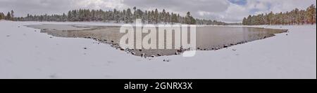 Kaibab Lake in der Nähe von Williams Arizona im Winter von der Nordostseite aus gesehen. Das Hotel liegt im Kaibab National Forest. Stockfoto