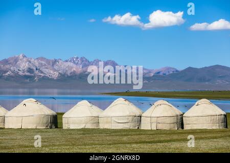 Kirgisische Jurten am Ufer des Bergsees Stockfoto