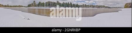 Kaibab Lake in der Nähe von Williams Arizona im Winter von der Nordseite aus gesehen. Das Hotel liegt im Kaibab National Forest. Stockfoto