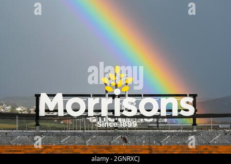 Weymouth, Dorset, Großbritannien. September 2021. Wetter in Großbritannien. Ein Regenbogen ragt in den Himmel über einem Morrisons Supermarkt Schild in Weymouth in Dorset, als die Sonne nach einem starken Regenschauer herauskommt. Bildnachweis: Graham Hunt/Alamy Live News Stockfoto