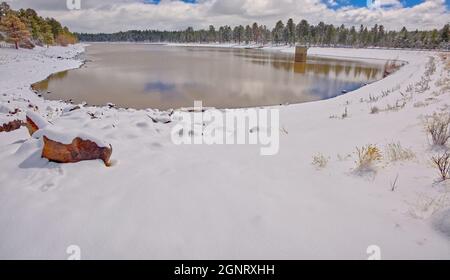 Kaibab Lake in der Nähe von Williams Arizona im Kaibab National Forest von der Westseite aus gesehen auf den Damm, der den See schuf. Stockfoto