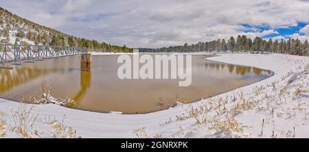 Kaibab Lake in der Nähe von Williams Arizona im Kaibab National Forest von der Westseite aus gesehen auf den Damm, der den See schuf. Stockfoto