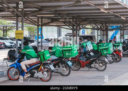 KANCHANABURI, THAILAND-AUGUST 22,2021 : eine Gruppe von Greiffahrern parkt Motorrad, um sich zu entspannen und zu warten, um Essen vom Restaurant auf dem Parkplatz vor dem Hotel zu bekommen Stockfoto