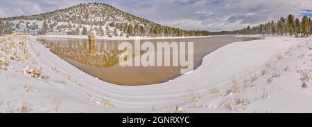 Kaibab Lake in der Nähe von Williams Arizona im Kaibab National Forest von der Westseite aus gesehen auf den Damm, der den See schuf. Stockfoto
